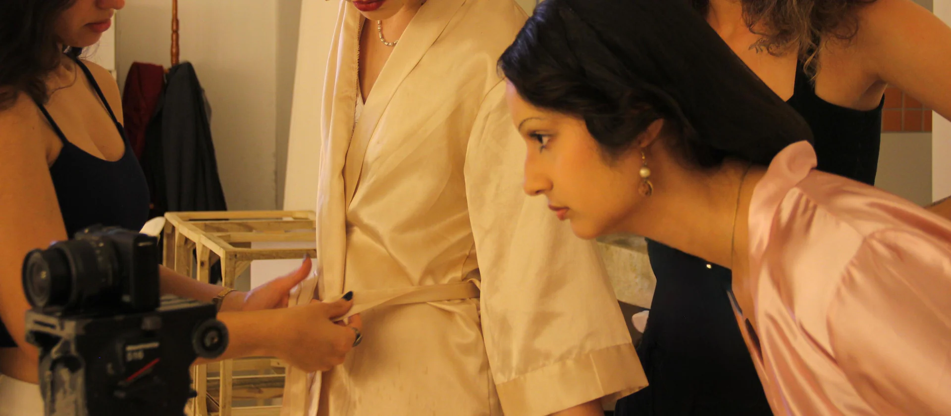 Paola Naman em pose elegante