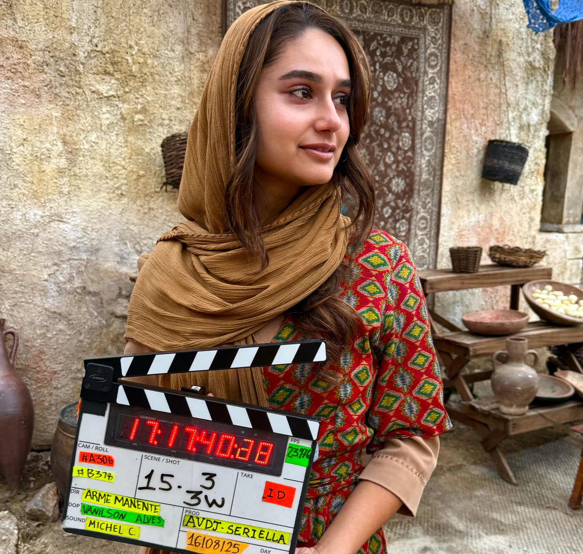 Headshot profissional em preto e branco de Paola Naman