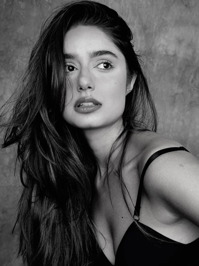 Headshot atualizado de Paola Naman